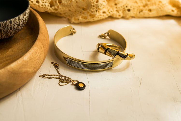 perhiasan emas, gelang emas, Charm Bracelet, chain bracelet, bangle bracelet, cuff bracelet, tennis bracelet, model gelang emas untuk sehari hari, gelang emas untuk sehari hari, jenis gelang emas, 5 Rekomendasi Model Gelang Emas untuk Sehari-hari, Timeless dan Stylish, 1. Chain bracelet, 2. Gold Bangle, 3. Cuff bracelet, 4. Tennis bracelet, 5. Charm bracelet