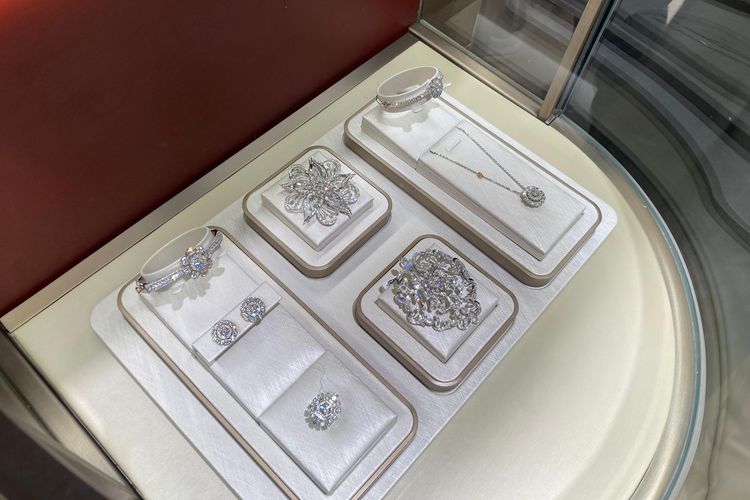 Perhiasan, frank and co, frank n co, gerai pertama frank n co, gerai Frank and co di PIM, Wajah Baru Gerai Pertama Frank &amp; co. di PIM, Elegan dan Modern, Konsep timeless seperti berlian, Seragam yang elegan, Lukisan “The True Jewels of Life”, Menampilkan beragam koleksi perhiasan