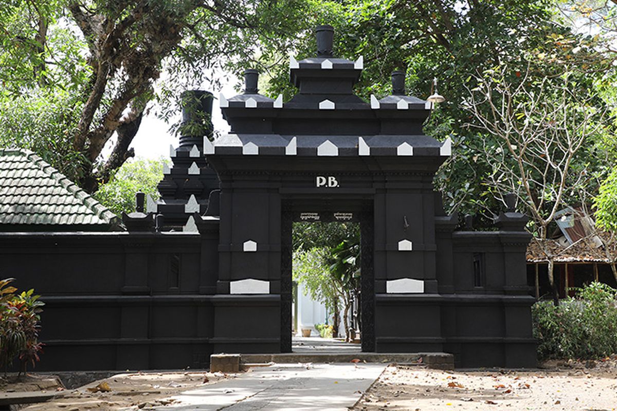 Imogiri, Pakubuwono XIII, imogiri, imogiri bantul, pemakaman Pakubuwono XIII, sejarah imogiri, imogiri makam raja, Sejarah Imogiri, Makam Raja-Raja Mataram Islam, Peristirahatan Terakhir Pakubuwono XIII, Asal Usul Imogiri: Warisan Sultan Agung, Makna Nama Imogiri: Gunung Berkabut yang Sakral, Arsitektur Imogiri: Perpaduan Hindu, Jawa, dan Islam, Pembagian Area: Simbol Dua Kerajaan Mataram, Raja-Raja yang Dimakamkan di Imogiri, Prosesi Pemakaman Raja, Antara Adat dan Spiritualitas, Makna Imogiri bagi Kebudayaan Jawa, Tempat Peristirahatan Pakubuwono XIII