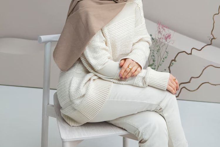 ide outfit idul adha, outfit idul adha 2025, outfit idul adha, inspirasi outfit hijab, inspirasi outfit idul adha, outfit idul adha nyaman, outfit idul adha earth tone, 10 Inspirasi Outfit Idul Adha Nuansa Earth Tone, Tampil Anggun di Hari Raya, 1. Setelan linen nuansa earth tone, 2. Setelan blouse dan rok putih, 3. Dress katun motif etnik earth tone, 4. Blouse dan celana lurus warna olive, 5. Kaftan simpel warna clay atau caramel, 6. Outer kimono batik earth tone dan dress polos, 7. Jas modern dan rok plisket warna cokelat, 8. Dress rajut tipis warna earthy netral atau putih tulang, 9. Tunik kancing depan dan celana kulot cokelat, 10. Outfit serba putih gading dengan aksen earth tone