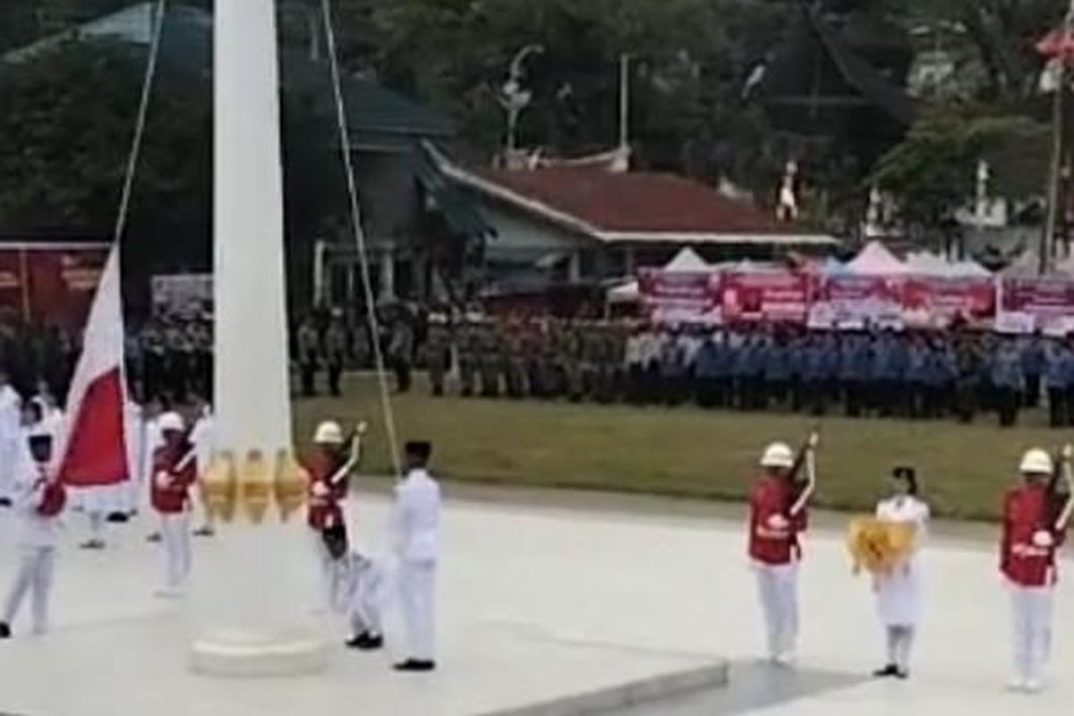 Mamasa, bendera terbalik, bendera terbalik di mamasa, insiden bendera terbalik di mamasa, Viral Bendera Merah Putih Terbalik di Mamasa, Peserta Upacara Sempat Panik