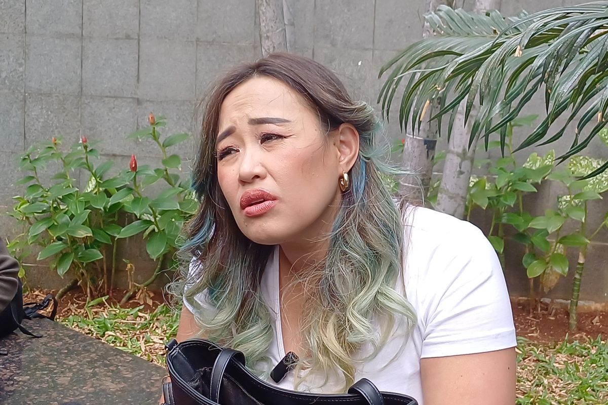 Pinkan Mambo, Rumpi No Secret, Feni Rose, Donat Pinkan Mambo, pinkan mambo jualan donat, donat pinkan mambo, nana koot, Dikritik karena Donatnya Mahal, Pinkan Mambo: Donat Aku Donat Air Mata, Pinkan Mambo Sedih dan Sempat Drop, Alasan Harga Donat Pinkan Mambo Tinggi, Kritik dari Food Vlogger, Omzet dan Harapan