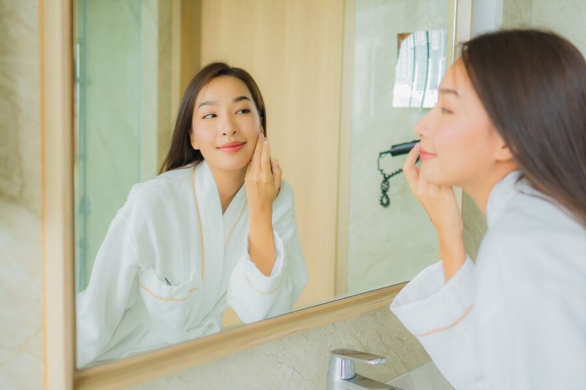kulit sehat saat berpuasa, kelembapan kulit saat puasa, tips menjaga kelembapan kulit, 6 Tips Menjaga Kelembapan Kulit Selama Berpuasa, Sudah Tahu?, 1. Penuhi kebutuhan cairan tubuh, 2. Aplikasikan pelembab secara rutin, 3. Rawat area bibir dan mata, 4. Gunakan masker wajah yang melembabkan, 5. Perhatikan suhu dan durasi mandi, 6. Pilih pelembab dengan konsistensi kental