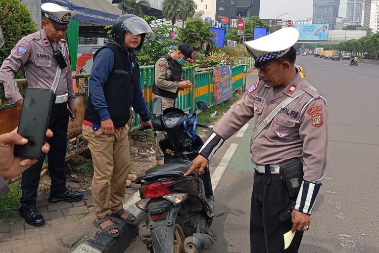 Polres Metro Bekasi Kota, balap liar, Operasi Patuh Jaya, Operasi Patuh Jaya 2025, tilang, otomotif, operasi patuh jaya, kendaraan bermotor, operasi patuh jaya 2025, Polres Bekasi Awasi Balap Liar Selama Operasi Patuh Jaya 2025