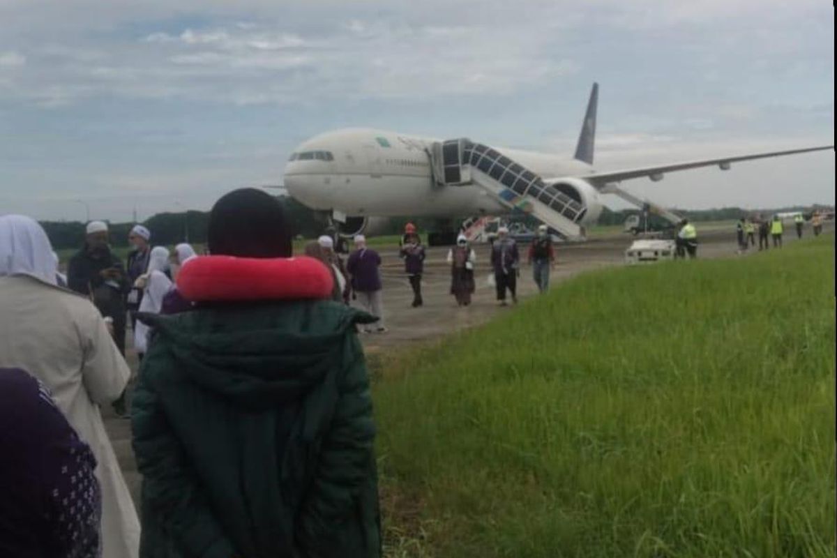 Jemaah haji, Saudia Airlines, jemaah haji, ancaman bom di pesawat, ancaman bom pesawat jemaah haji, kronologi ancaman bom pesawat saudia airlines, saudia airlines ancaman bom pesawat, Jemaah Haji Tak Diberi Tahu soal Ancaman Bom, Apa yang Sebenarnya Terjadi di Pesawat?