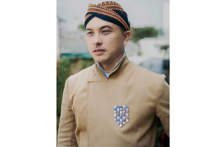 Nicholas Saputra, wastra nusantara, hut ke 80 ri, busana nicholas saputra, gaya nicholas saputra, 6 Gaya Nicholas Saputra dengan Busana Nusantara, Pakai Songkok Anyaman di HUT ke-80 RI, 1. Outer tenun kasual, 2. Beskap Jawa, 3. Nuansa adat di acara resmi, 4. Busana adat Bali dengan udeng, 5. Songkok anyaman, 6. Beskap hitam