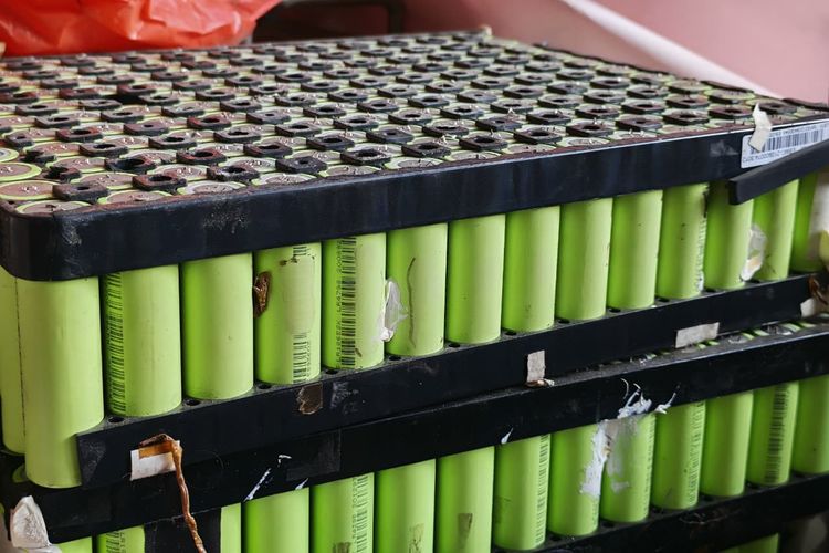 Motor Listrik, baterai SLA, baterai lithium, Enggak Semua Baterai Motor Listrik Bisa Servis, Simak Penjelasannya!