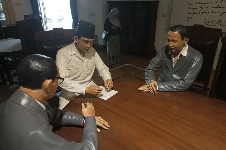 naskah asli proklamasi, naskah asli proklamasi ditulis di, dimana naskah asli teks proklamasi disimpan, dimana naskah asli proklamasi disimpan, naskah asli proklamasi ditulis, Sempat Hampir Hilang, Di mana Naskah Proklamasi Asli Tulisan Tangan Soekarno Sekarang?