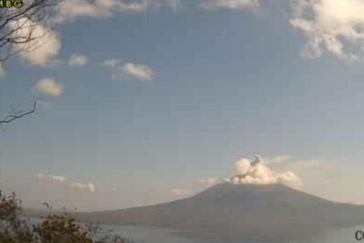 vulkanik, Gunung Ile Lewotolok, Nusa Tenggara Timur, Aktivitas vulkanik Gunung Ile Lewotolok, Aktivitas Gunung Ile Lewotolok Meningkat, Puluhan Letusan Terjadi dalam 2 Hari