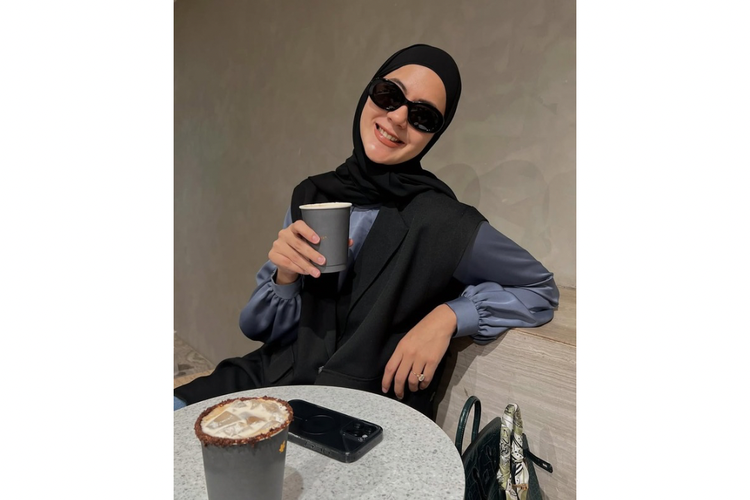 Inspirasi outfit hijab, Gaya Hijab Paula Verhoeven, ootd paula verhoeven, inspirasi outfit hijab, outfit paula verhoeven, style paula verhoeven, 5 Gaya Modest Paula Verhoeven, Elegan dan Stylish dalam Balutan Hijab, Nuansa nude, Gamis nuansa monokrom, Business casual, Earth tone, Look profesional