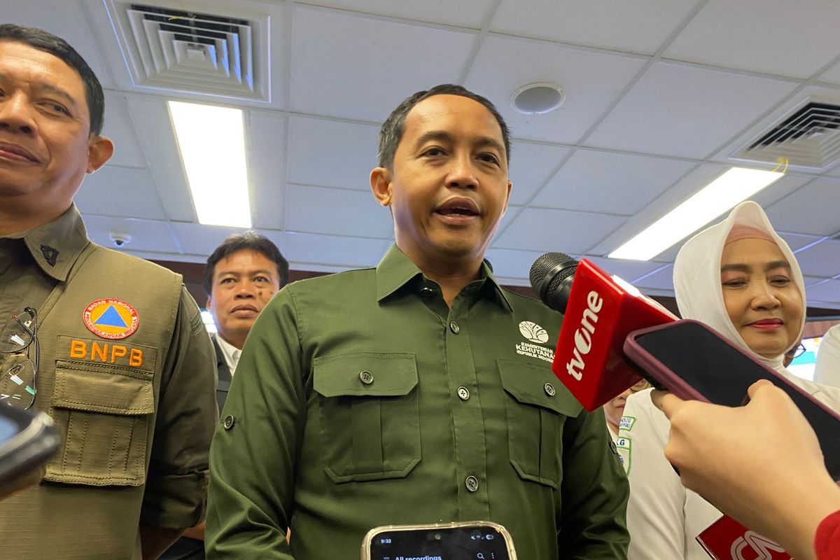 Raja Juli Antoni, menhut raja juli antoni, aziz wellang, Klarifikasi Menhut Raja Juli Antoni Soal Foto Main Domino dengan Azis Wellang: Tidak Kenal