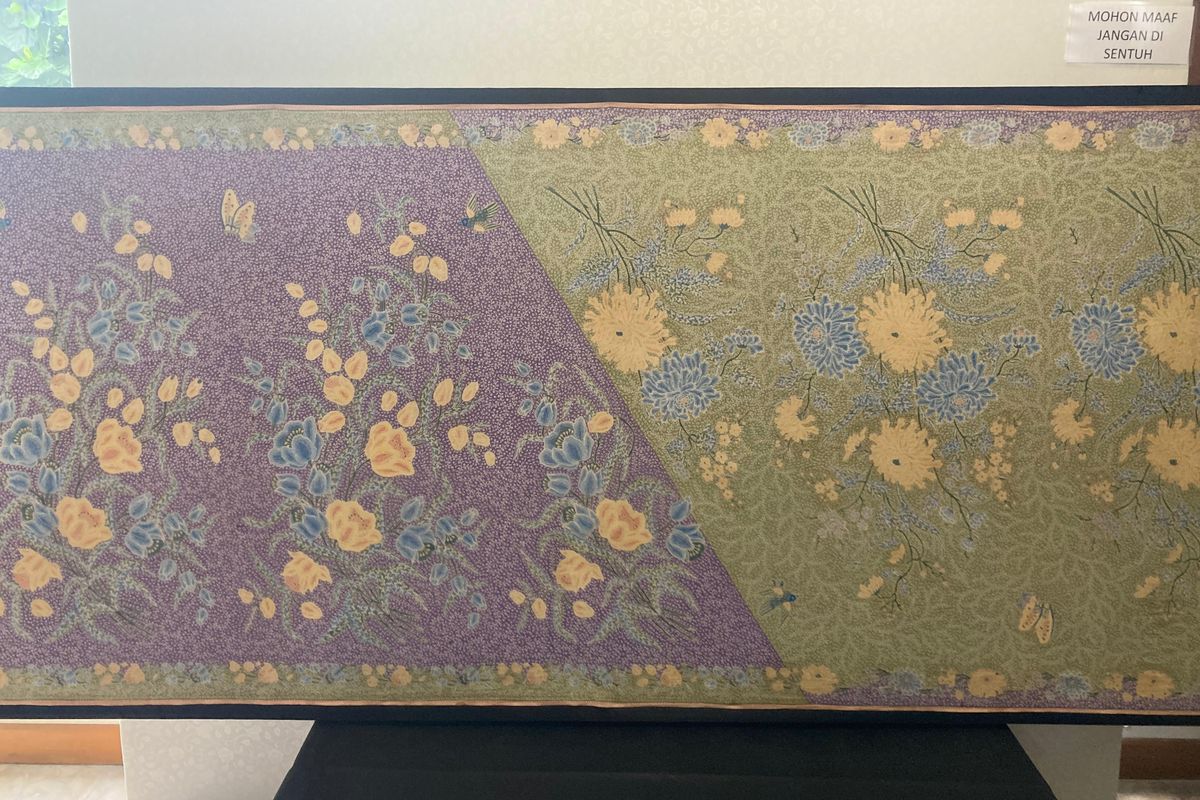batik tulis, merawat batik tulis, Rumah Batik Oey Soe Tjoen, cara mencuci batik, rumah batik oey soe tjoen, Apakah batik tulis boleh disetrika, cuci batik pakai apa, tips merawat batik, Bagaimana Cara Merawat Batik Tulis agar Awet? Jangan Disetrika, 1. Diangin-anginkan, 2. Cuci manual dan jangan diperas, 3. Pakai sabun mandi, 4. Tak perlu disetrika, 5. Simpan pakai rempah