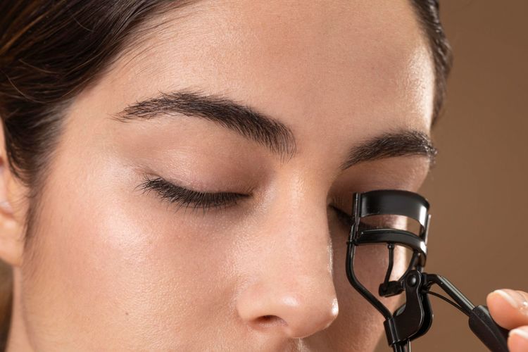 beauty tools, Beauty tools, Sponge makeup, Beauty Blender, Eyelash curler, eyelash curler, beauty blender, makeup pemula, rekomendasi beauty tools, sponge makeup, belajar makeup untuk pemula, belajar makeup, 3 Rekomendasi Beauty Tools untuk yang Baru Belajar Makeup