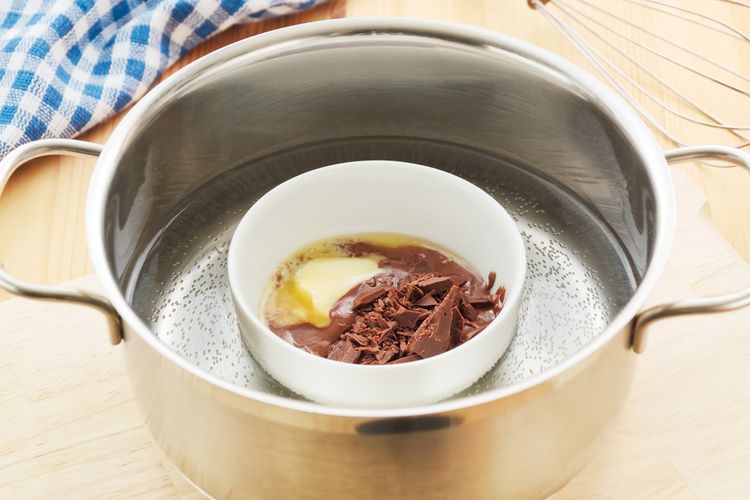 Jangan Lakukan 3 Hal Ini Saat Lelehkan Cokelat, Biar Hasilnya Mengilap