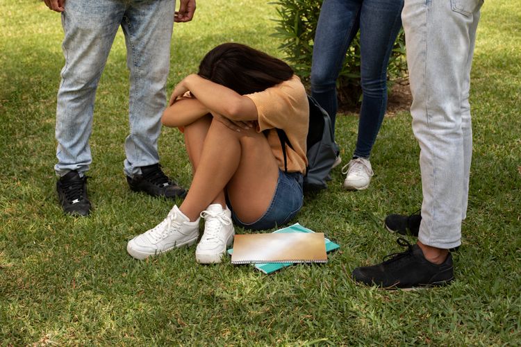 Bullying, perundungan, bullying, bullying di sekolah, mencegah bullying, mencegah bullying di sekolah, bagaimana mencegah bullying di sekolah, mencegah bullying di lingkup sekolah, 5 Cara Cegah Bullying di Lingkup Sekolah Menurut Psikolog, 1. Membangun budaya positif di lingkungan sekolah, 2. Menyediakan sistem pelaporan dan penanganan bullying yang jelas, 3. Memantau perubahan perilaku anak, 4. Memperkuat kolaborasi antara sekolah dan orangtua, 5. Mengedukasi guru dan siswa mengenai dampak bullying