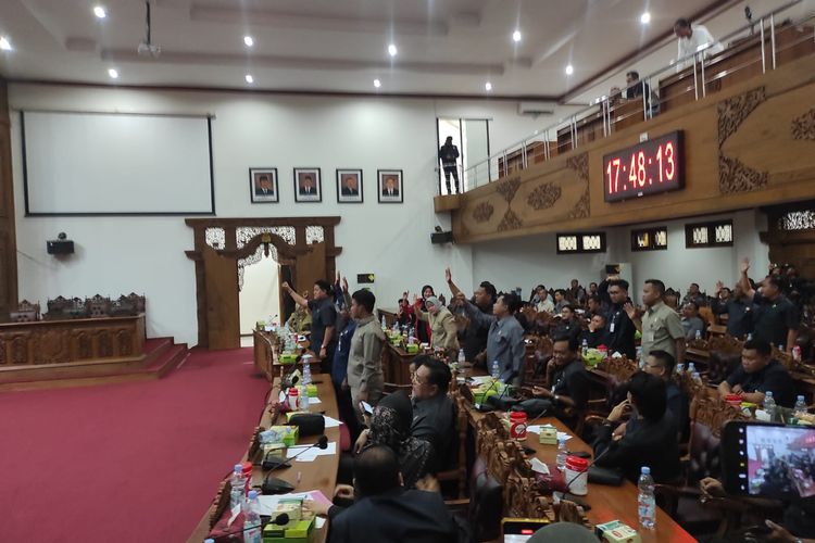 Pati, bupati pati, bupati pati sudewo, Bupati Sudewo, Pemakzulan Bupati Sudewo, pemakzulan Bupati Pati, Pro dan Kontra Pemakzulan Bupati Pati, Didukung PDIP, Digagalkan 6 Fraksi Lain, Hasil Voting Pemakzulan Bupati Sudewo: 13 Setuju, 36 Menolak, PDIP Satu-satunya Fraksi yang Dukung Pemakzulan Bupati Sudewo, Latar Belakang Desakan Pemakzulan, Ketegangan di Luar Sidang, Respons Bupati Sudewo Usai Batal Dimakzulkan