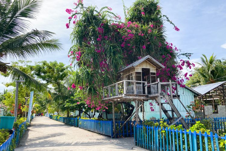 Raja Ampat, Nikel, pulau kecil, nikel, raja ampat, pulau-pulau kecil di Indonesia, Tambang Nikel, Tambang Nikel Ancam Raja Ampat, tambang nikel di kawasan konservasi Raja Ampat, Soal Tambang Nikel di Raja Ampat, Apa Untung Rugi Menambang di Pulau-pulau Kecil?, Bagaimana perkembangan terbaru terkait kontroversi pertambangan nikel di Raja Ampat?, Apakah empat perusahaan di Raja Ampat picu kerusakan?, Ada berapa jumlah pulau kecil di Indonesia yang terancam pertambangan?, Menambang di pulau kecil, apa untung-ruginya?, Bagaimana menghitung kerugian akibat kerusakan ekosistem?, Pulau kecil sebagai pusat keanekaragaman hayati, Berapa pendapatan negara dari pertambangan?, Dampak ekonomi - 'Terus menurun dan tidak sebanding'