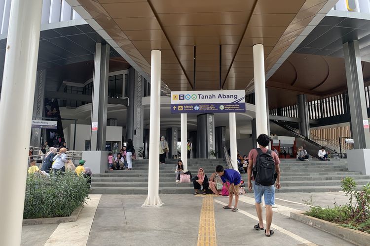peron baru stasiun tanah abang, stasiun tanah abang baru, fasilitas stasiun tanah abang, perubahan stasiun tanah abang baru, kondisi stasiun tanah abang saat ini, Gedung Baru Stasiun Tanah Abang, Apa yang Berbeda?