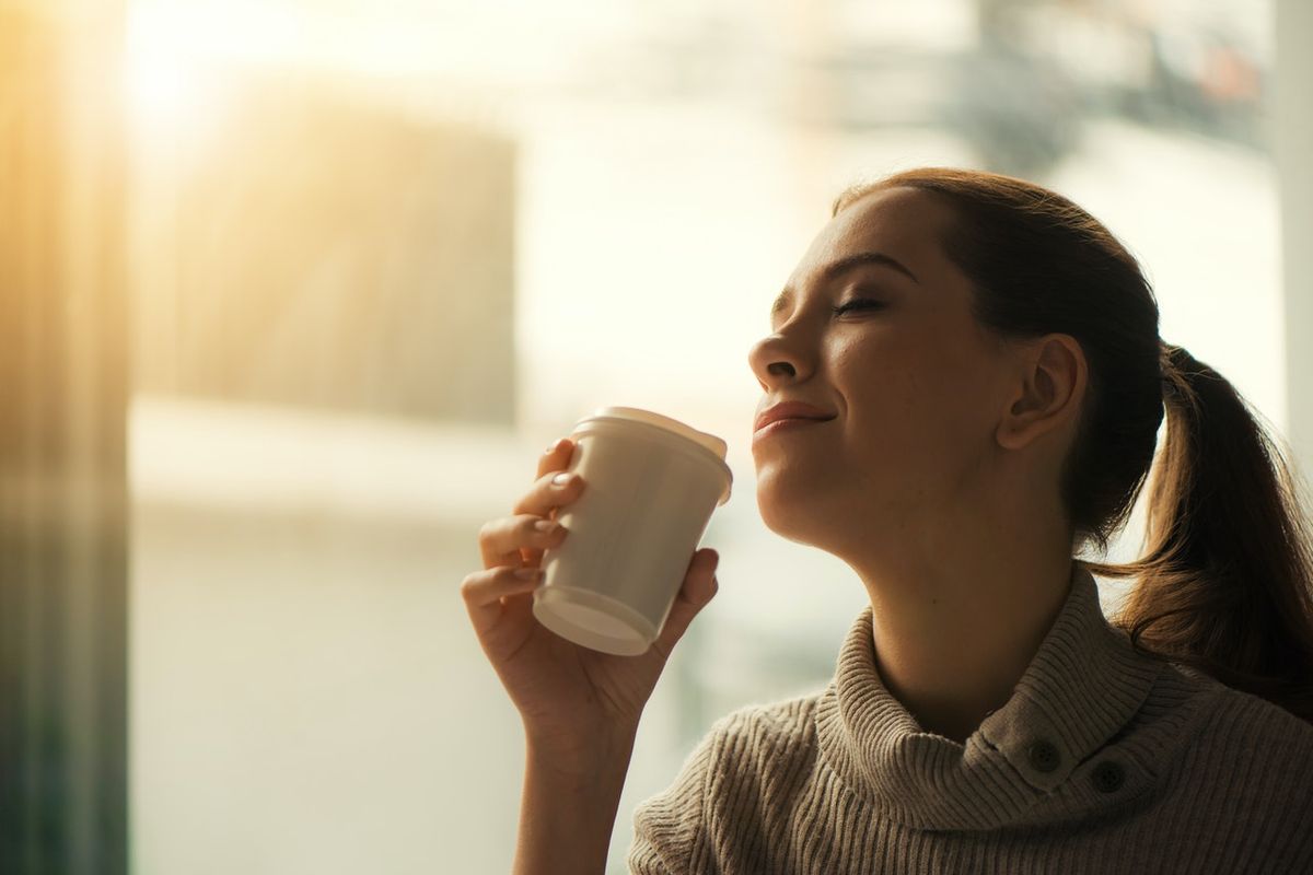 kebiasaan, rutinitas pagi, rutinitas, bangun tidur, Rutinitas Pagi Tak Harus Bangun Jam 5, Ini Cara Memulai Hari Lebih Sehat, Bangun sesuai ritme dan cari cahaya pagi, Kopi tidak perlu ditunda, Olahraga singkat lebih penting dari intensitas, Mandi air dingin dan teknik pernapasan, Tulis refleksi singkat