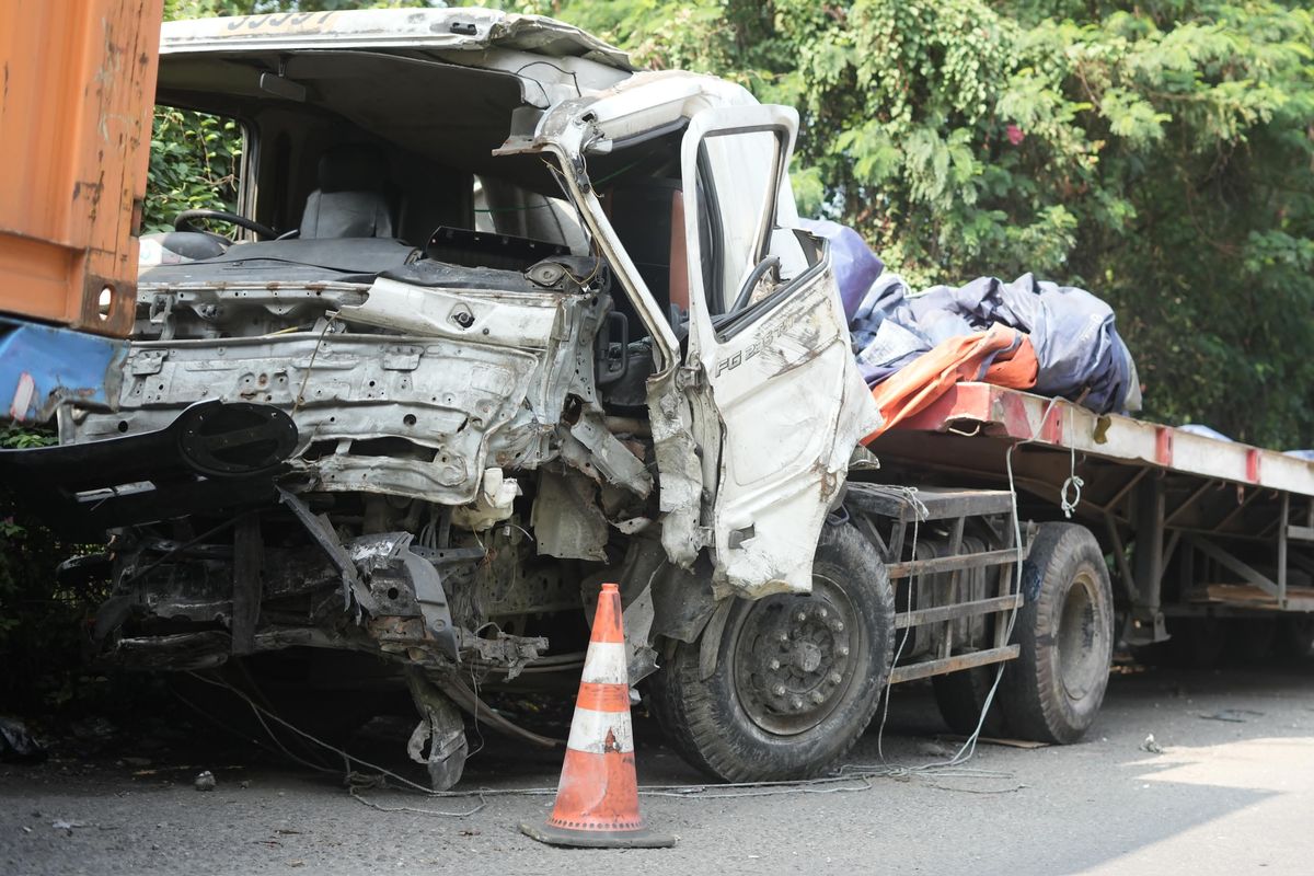 Kecelakaan truk, kelelahan sopir truk, jam kerja sopir, istirahat sopir, Mengatasi Kelelahan Sopir Truk untuk Keselamatan Berkendara