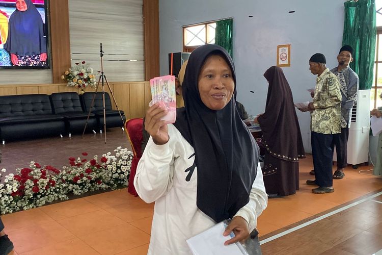 tunjangan hari raya, BERITA FOTO: Bagi-bagi THR di Desa Berjo Ngargoyoso Karanganyar, Program telah berjalan sejak 2024, Kebutuhan anggaran sebesar Rp 723 juta, Asal sumber dana, Membantu kebutuhan Hari Raya