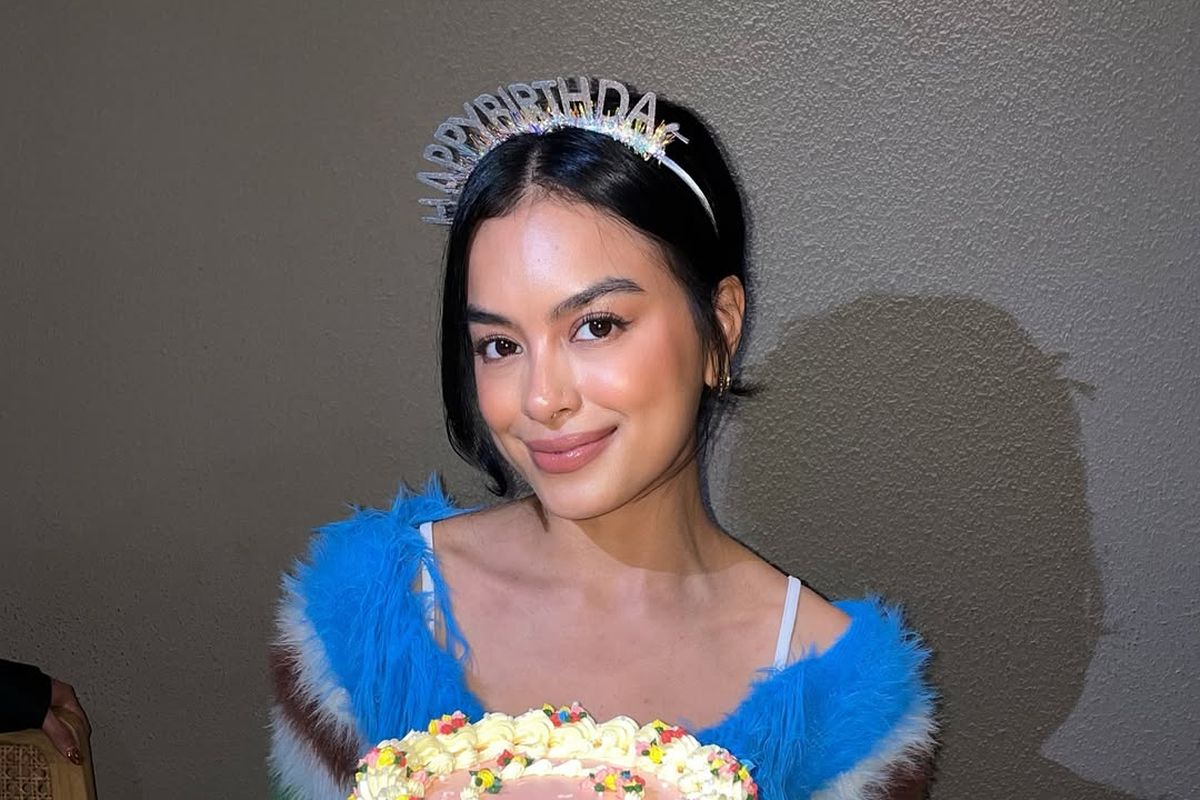 Eva Celia, ulang tahun eva celia, gaya eva celia, gaya eva celia saat ulang tahun, style eva celia, 6 Gaya Eva Celia Saat Ulang Tahun ke-33, Standout dengan Cardigan Bulu, Bando bertuliskan “Happy Birthday”, Cardigan biru berbulu, Cardigan bulu jadi statement look, Makeup natural dengan sentuhan glowing, Aksesori minimalis tapi manis, Kue ulang tahun serasi dengan look