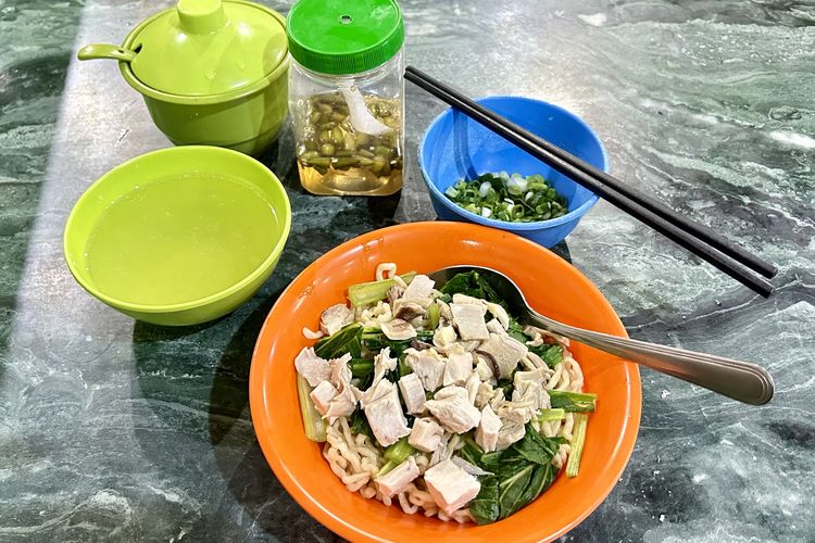 bakmi, Jakarta Barat, 6 Bakmi Legendaris Jakarta Barat, dari Ayam Kampung hingga Sambal Matah, 1. Mie Ayam Uban, 2. Bakmie Keriting P. Siantar 36, 3. Bakmi Acang Grogol, 4. Bakmi Garing Ayam Jamur Rawa Belong, 5. Bakmi Bangka Aloiy 777, 6. Mie Ayam Mae Banjarnegara