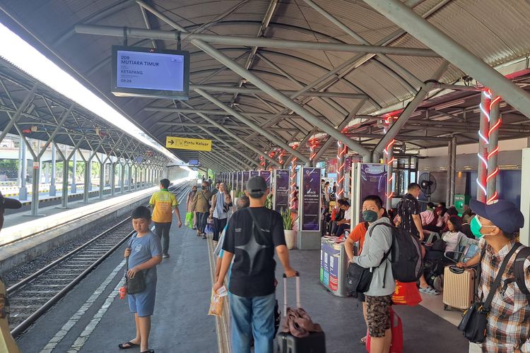 kereta api, KA Airlangga, KA Sri tanjung, KA Kahuripan, kereta api favorit, long weekend HUT RI, Daftar 10 Kereta Api Favorit Pelanggan di Long Weekend HUT ke-80 RI, Nomor Satu KA Airlangga, KA 271 Airlangga, KA 272 Airlangga, KA 278 Sri Tanjung, KA 277 Sri Tanjung, KA 187 Joglosemarkerto, KA 193 Joglosemarkerto, KA 282 Bengawan, KA 274 Kahuripan, KA 297 Probowangi, KA 273 Kahuripan