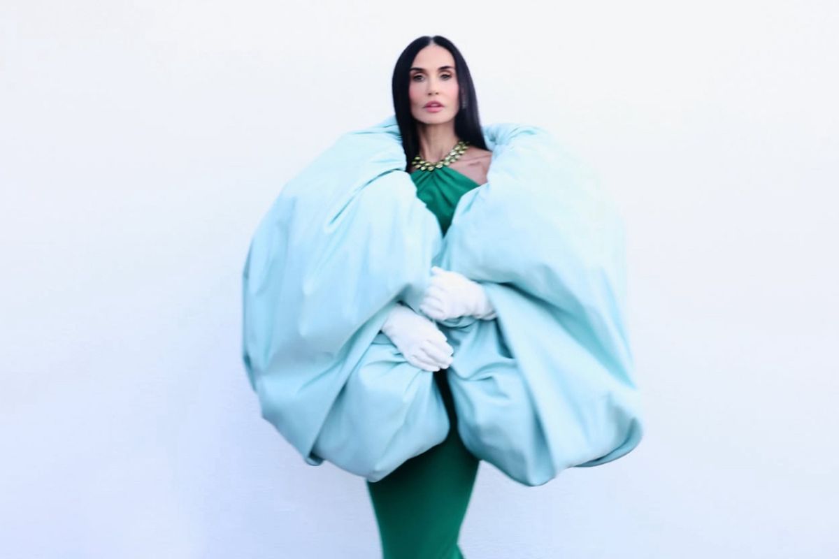 Demi Moore, Gaya Demi Moore di Closing Cannes 2026, Pakai Balenciaga Haute Couture