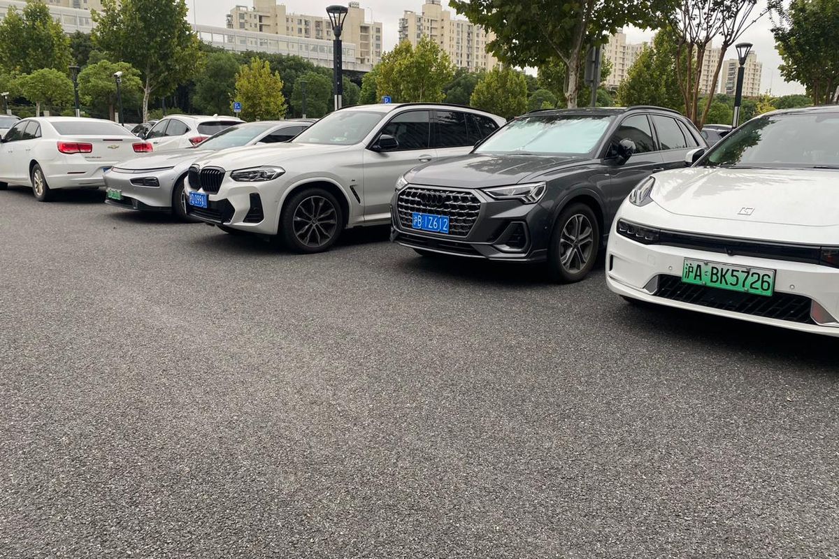 pelat nomor, mobil listrik, warna pelat nomor, warna pelat nomor mobil listrik di China, Beda dengan Indonesia, Ini Warna Pelat Nomor Mobil Listrik di China