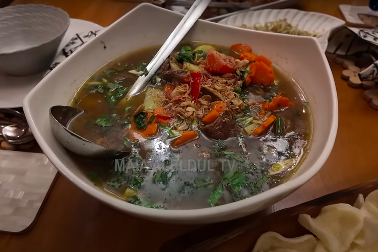 Syifa Hadju, El Rumi, vila Irwan Mussry, Maia Estianty, Al Ghazali, Alyssa Daguise, makanan Syifa Hadju, Intip Menu Makanan Syifa Hadju dan El Rumi saat Berkunjung ke Vila Irwan Mussry di Bali, Sup konro, Ikan gurame kuning, Lamb chop, Meal platter , Buah dan roti, Semur lidah sapi
