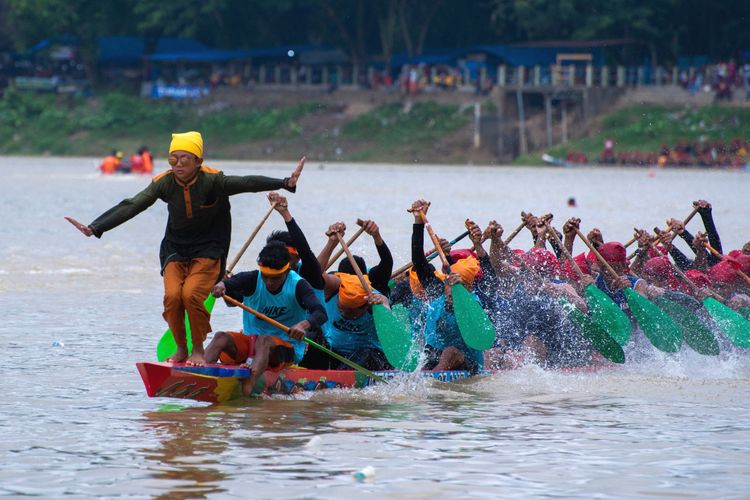 Pacu Jalur, kebudayaan tradisional, Kabupaten Kuantan Singingi, Provinsi Riau, Sungai Batang Kuantan, sungai batang kuantan, sejarah pacu jalur, pacu jalur 2025, keunikan pacu jalur, lokasi pacu jalur, kapan pacu jalur 2025, penari pacu jalur, kenapa penari pacu jalur lompat, Kapan dan di Mana Lokasi Pacu Jalur? Berikut Info dan Keunikannya