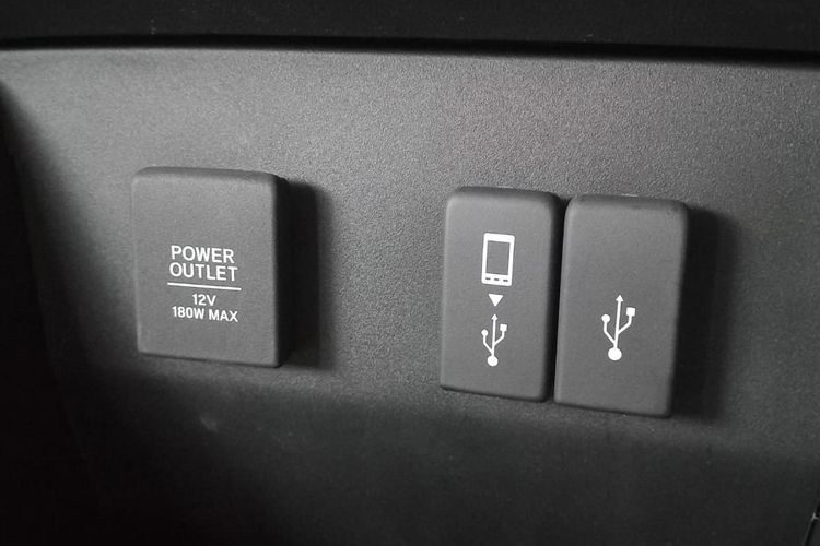 mengisi daya power bank, Suparna Auto2000, power outlet mobil, risiko overcharge, Fitur Power Outlet Mobil: Aman untuk Menngecas Power Bank?