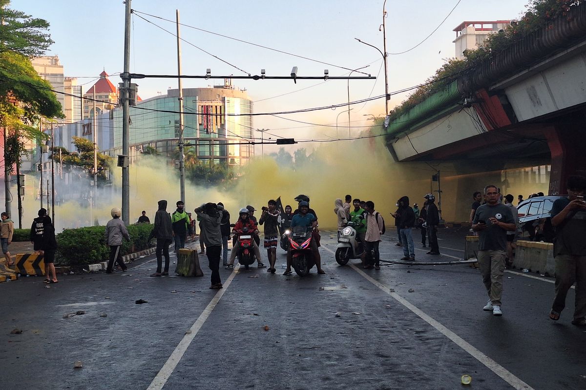 ojol meninggal, Polisi lindas ojol, ojol tewas dilindas rantis, ojol dilindas mobil rantis, Ribuan Ojol Geruduk Mako Brimob Setelah Rekan Mereka Tewas Dilindas Rantis, Massa Ojol Tuntut Identitas Pengemudi Rantis, Affan Kurniawan, Ojol Penopang Keluarga, Tragedi di Pejompongan, Tindakan Kepolisian dan Permintaan Maaf Kapolri, Gelombang Kemarahan dan Tuntutan Keadilan