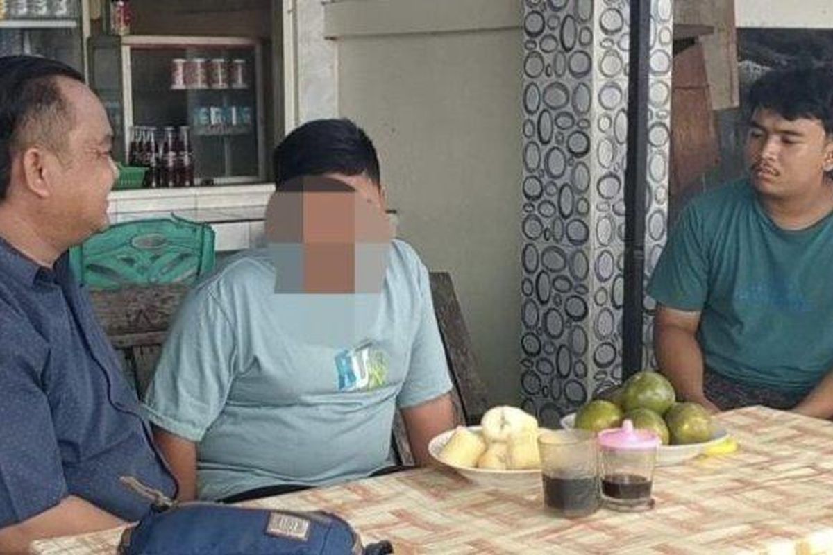 Indramayu, Dedi Muluyadi, kakek gugat cucu karena rumah warisan, kakek gugat cucunya, kakek gugat cucu indramayu, Duduk Perkara Kakek di Indramayu Gugat Cucu Gara-gara Rumah warisan Hingga Dedi Mulyadi Turun Tangan, Awal Mula Perselisihan: Permintaan Kepada Menantu yang Ingin Menikah Lagi, Tetap Gugat Menantu dan Cucu Meski Merasa Malu, Riwayat Rumah Sengketa dan Upaya Damai yang Pernah Ditempuh, Ungkap Hubungan Kekeluargaan yang Pernah Harmonis, Status Tanah dan Kepemilikan Resmi Milik Kadi dan Narti, Keinginan Cucu untuk Menyelesaikan Masalah Baik-baik, Proses Persidangan di Pengadilan Negeri Indramayu, Gubernur Akhirnya Dedi Mulyadi Ikut Turun Tangan