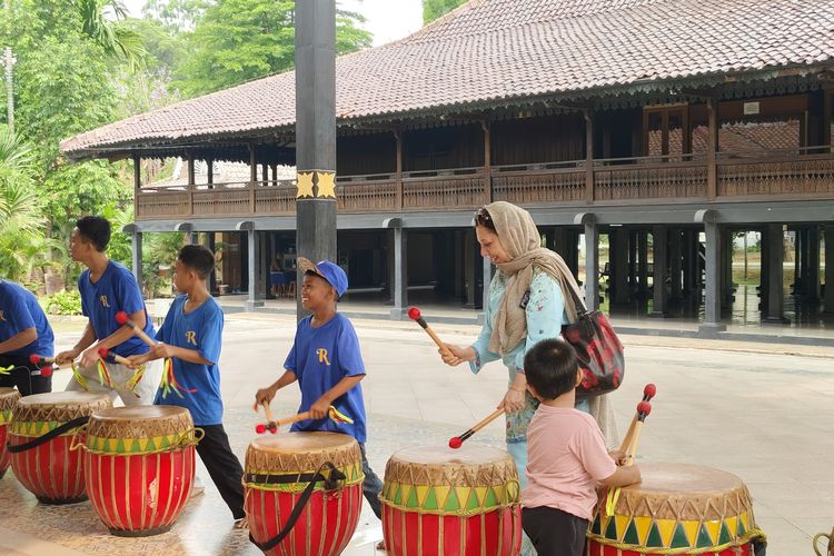 TMII, wisata tmii 2025, anjungan bengkulu tmii, anjungan bengkulu taman mini, anjungan bengkulu taman mini indonesia indah, Main ke TMII, Turis Asal Pakistan Ini Asik Menabuh Alat Musik Dol di Anjungan Bengkulu