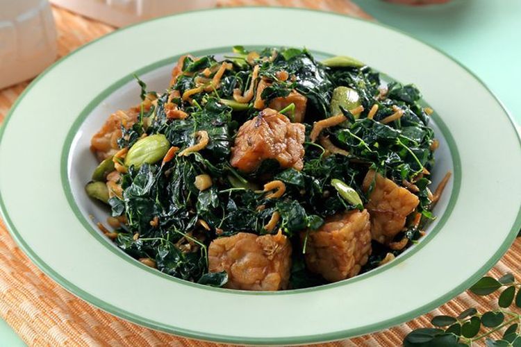 olahan daun kelor, resep daun kelor, cara konsumsi daun kelor, cara konsumsi daun kelor untuk kesehatan, resep daun kelor tumis, resep daun kelor bening, 5 Cara Konsumsi Daun Kelor yang Enak dan Sehatnya Maksimal, Tak Selalu Jadi Teh, 1. Tumis Daun Kelor dengan Tempe dan Teri, 2. Steam Ikan Kembung Daun Kelor, 3. Puding Daun Kelor, 4. Peyek Daun Kelor, 5. Telur Dadar Daun Kelor