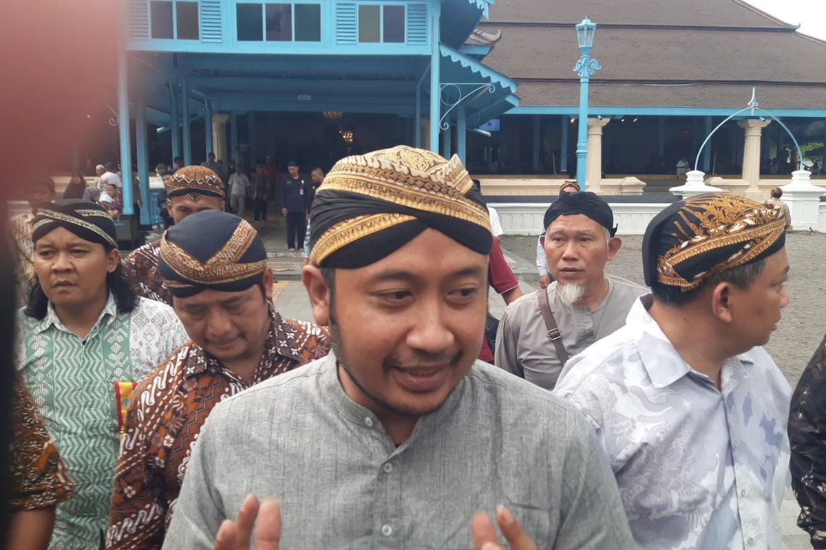 Pakubuwono XIV Purboyo, Surakarta, Lembaga Dewan Adat, Dualisme Keraton Solo: Mengapa Hangabehi Tak Ganti Nama Menjadi Pakubuwono XIV Seperti Purboyo?