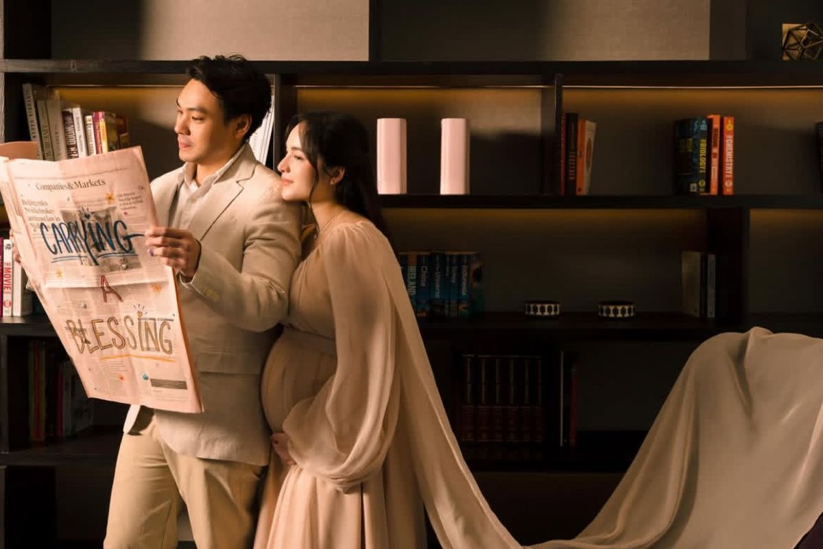 maternity shoot, Chelsea Islan Kabarkan Kehamilan, Intip Gaya Maternity Shoot-nya, Tampil berbalut kemeja putih simpel, Sentuhan manis pada baby bump, Rambut yang dibiarkan terurai, Riasan natural yang menonjolkan pregnancy glow, Tampil lebih elegan dengan warna earth tone