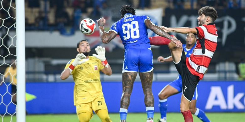 Super League, Persib, Madura United, Persib Bandung, Ramon Tanque, Uilliam Barros, Andrew Jung, Frans Putros, Super League 2025-2026, Persib vs Madura United, Hasil Persib Vs Madura United 5-0, Frans Putros Tutup Pesta Gol Maung Bandung