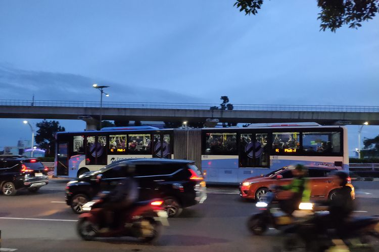 Transjakarta, bus gandeng, Bus Gandeng Berasap di Halte Pancoran, Ini Penjelasan Transjakarta