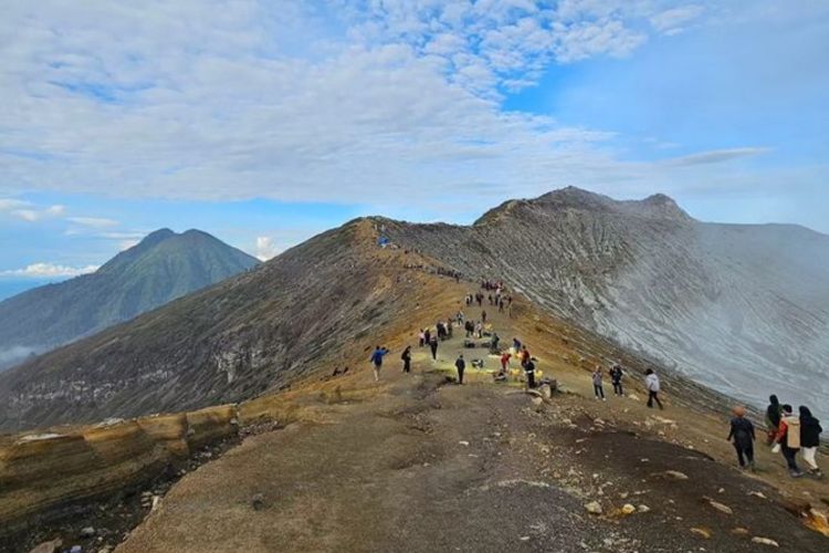 Gunung Raung, Alternatif pendakian selain Gunung Raung, gunung raung meletus, Alternatif Pendakian Selain Gunung Raung, 5 Alternatif Pendakian Selain Gunung Raung yang Meletus Juni 2025, 1. Gunung Arjuno-Welirang, 2. Gunung Penanggungan, 3. Gunung Buthak, 4. Gunung Argopuro, 5. Kawah Ijen