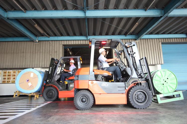 Bridgestone, forklift, Ban Motor, ban mobil, Cara Bridgestone Tekan Emisi Karbon di Pabrik