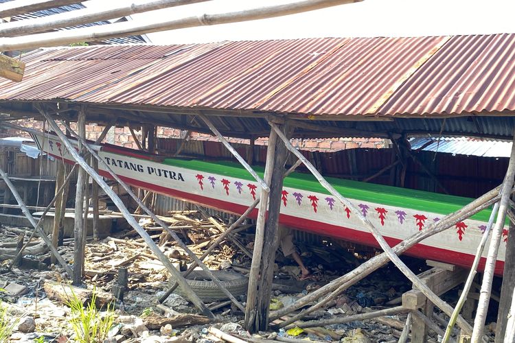 tradisi, palembang, Perahu Bidar, bidara, Sumatera Selatan, festival perahu bidar palembang, festival perahu bidar tradisional, perahu bidar palembang, Menjaga Perahu Bidar Palembang, Tantangan agar Tradisi Tak Usang, Bidar dan Kebanggaan Warga Kota Palembang, Event Setahun Sekali, Bidar Kembali ke Pangkalan, Anak Dayung Ada, tapi Perahu Bidar Hancur, Kecewa, Hadiah Tak Sepadan Perjuangan, Lomba Bidar, Kenapa Tak Se-terkenal Pacu Jalur?, Perahu Kehormatan Sultan, Kini Bidar Jadi Perlombaan, Janji Wali Kota untuk Pelestarian Perahu Bidar