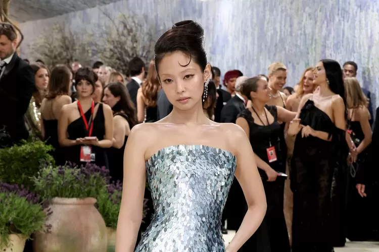 Fashion, Met Gala, makeup, gaya rambut, Tren Makeup Met Gala 2026, dari Inner Corner Glow hingga Kuku Metalik, Eyeshadow warna berani mendominasi, Rambut artistik jadi bagian penting penampilan, Kuku dan aksesori kecantikan ikut mencuri perhatian, Tampilan dramatis tetap mendominasi
