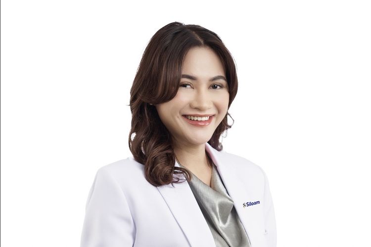 parfum, efek samping penggunaan parfum dewasa pada remaja, 4 Bahaya Pakai Parfum Dewasa pada Anak dan Remaja, Orangtua Harus Tahu, 1. Memicu iritasi dan peradangan kulit, 2. Menyebabkan gangguan pada mata dan saluran pernapasan, 3. Memicu sakit kepala hingga kekambuhan asma, 4. Memperparah eksim dan membuat kulit sensitif terhadap matahari