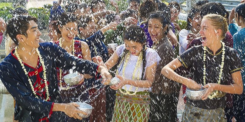 Songkran 2026, aturan Songkran, Pertama Kali Ikut Pesta Air Songkran di Thailand, Ini 10 Aturannya, 1. Dilarang mengganggu orang lain, 2. Wajib menjaga barang pribadi, 3. Berkendara dalam kondisi sadar, 4. Dilarang menggunakan pistol air bertekanan tinggi, 5. Dilarang menjual alkohol, 6. Dilarang mengadakan pesta bubuk pasta putih di area tertentu, 7. Wajib berpakaian sopan, 8. Mengemudi sambil mabuk, 9. Dilarang ngebut, 10. Acara dan pengeras suara wajib mengantongi izin