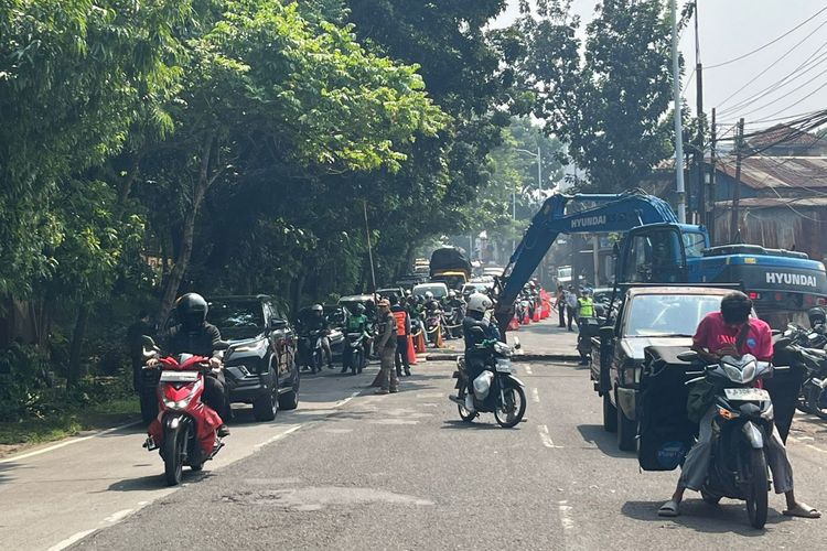 Jalan Raya Lenteng Agung, Kronologi Jalan Ambles di Lenteng Agung, Kendaraan Sempat Terperosok
