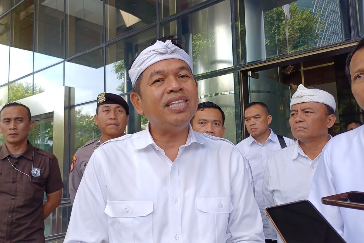 Gubernur Jawa Barat, Dedi Mulyadi, Herman Suryatman, Erwan Setiawan, DPRD Jabar, Sekda Jabar, Wakil Gubernur Jawa Barat, Dedi Mulyadi Pasang Badan untuk Sekda Usai Disindir Wagub: Dia Eksekutor Lapangan, Bukan Pegawai Kantoran