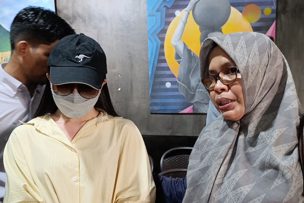 Dea Lipa, Sister Hong, Sister Hong Lombok, sister hong viral, dea lipa, dea lipa MUA lombok, mua lombok, sister hong Lombok, 7 Fakta Lengkap Kasus Viral MUA Deni alias Dea Lipa yang Dituduh “Sister Hong Lombok”, 1. Deni Membantah Semua Tuduhan: Narasi Itu Tidak Benar dan Penuh Fitnah, 2. Tidak Mengenal Akun Penyebar Tudingan, 3. Mengalami Tekanan Mental Akibat Serangan Warganet, 4. Mengaku Sebagai Difabel: Gangguan Pendengaran Sejak Kecil, 5. Belajar Make-up Secara Otodidak dan Memakai Jilbab sebagai Ekspresi Diri, 6. Bantah Isu HIV, Didampingi Solidaritas Kemanusiaan, 7. Keluarga Sampaikan Permintaan Maaf dan Jelaskan Alasan Memilih Diam